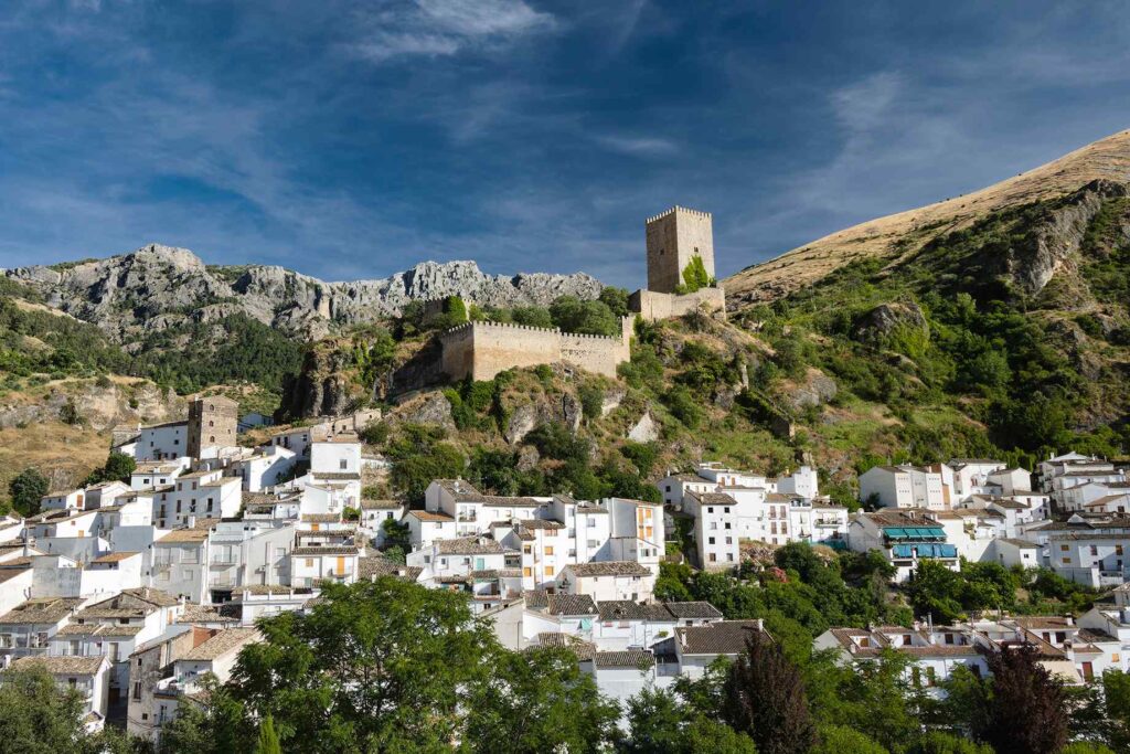 une photos représentative de l'Andalousie avec un village blanc