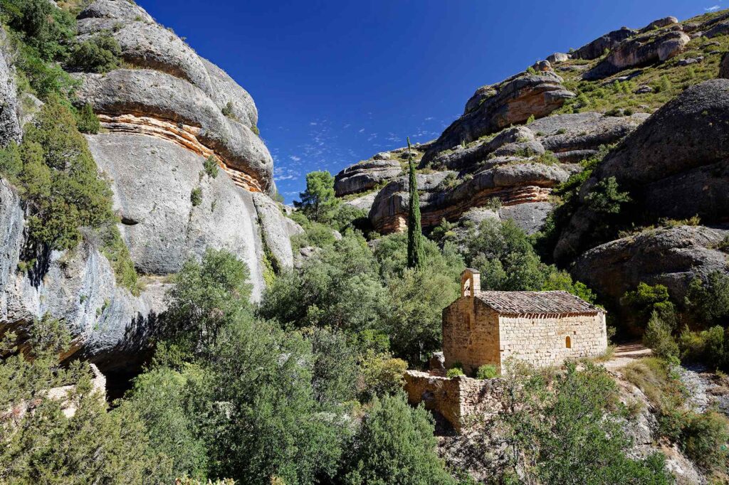 une photo d'un monument dans son environnement de la Catalogne