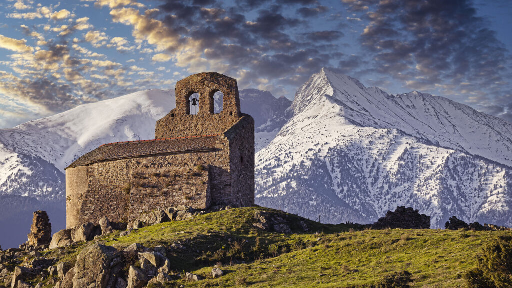une photo illustrant le thème connivence des sacrés avec le pic du Canigou et un élément du patrimoine religieux