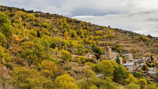 le village de Sauto pris dans son environnement à l'automne