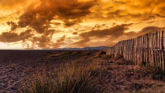 près de Canet en Roussilon près de la plage, photo d'un petit matin d'un ciel comme enflammé