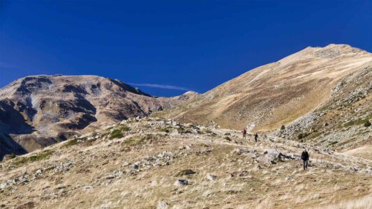 des randonneurs descendent de la montagne et des sommets
