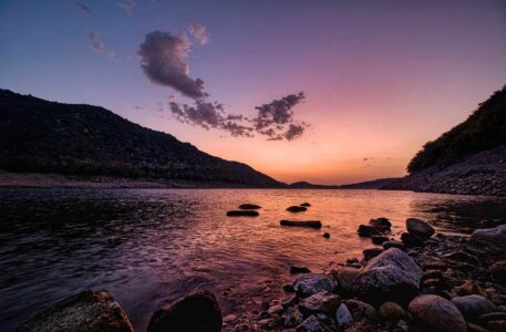 le lac de Vinça pris aux aurores aux couleurs irisées