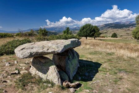 un dolmen dans la campagne Cerdane