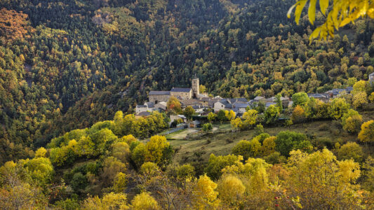 le village de Railleu dans la région des Garrotxes, pris d'une colline à l'automne