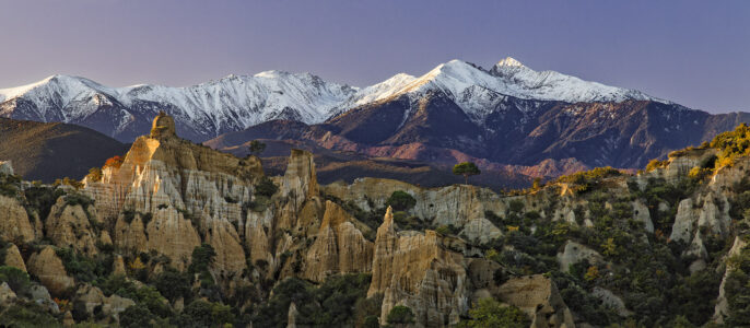 les orgues d'Ille sur Têt au levé de soleil avec en toile de fond le massif du Canigou enneigé