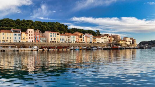 dans la baie de port-vendres, un alignement de maisons colorées