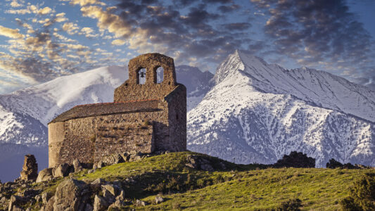 une photo illustrant le thème connivence des sacrés avec le pic du Canigou et un élément du patrimoine religieux