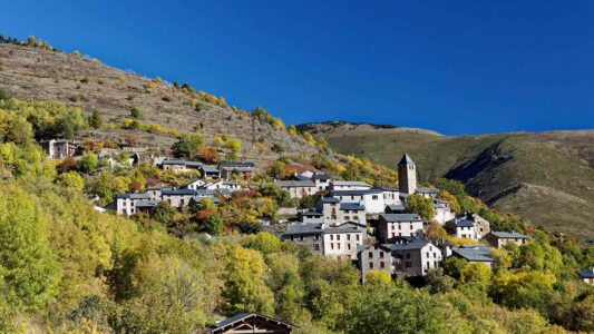 le village d'Aiguatébia à l'automne